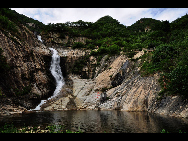 Located in Luoping county in Yunnan Province, the Jiulong (nine dragon) Waterfall is composed of 10-tier waterfalls compactly grouped in a valley. They have different shapes which appears magnificent and beautiful. The biggest waterfall is with a drop of 56 meters and 110 meter in width. [唱响/bbs.fengniao]