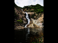Located in Luoping county in Yunnan Province, the Jiulong (nine dragon) Waterfall is composed of 10-tier waterfalls compactly grouped in a valley. They have different shapes which appears magnificent and beautiful. The biggest waterfall is with a drop of 56 meters and 110 meter in width. [唱响/bbs.fengniao]