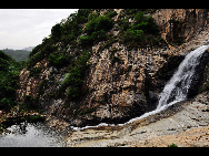 Located in Luoping county in Yunnan Province, the Jiulong (nine dragon) Waterfall is composed of 10-tier waterfalls compactly grouped in a valley. They have different shapes which appears magnificent and beautiful. The biggest waterfall is with a drop of 56 meters and 110 meter in width. [唱响/bbs.fengniao]