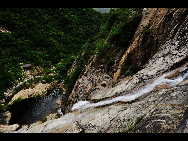 Located in Luoping county in Yunnan Province, the Jiulong (nine dragon) Waterfall is composed of 10-tier waterfalls compactly grouped in a valley. They have different shapes which appears magnificent and beautiful. The biggest waterfall is with a drop of 56 meters and 110 meter in width. [唱响/bbs.fengniao]