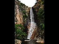 Located in Luoping county in Yunnan Province, the Jiulong (nine dragon) Waterfall is composed of 10-tier waterfalls compactly grouped in a valley. They have different shapes which appears magnificent and beautiful. The biggest waterfall is with a drop of 56 meters and 110 meter in width. [唱响/bbs.fengniao]