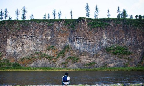 A visitor observes the Chinese painting-like cliff in Chaihe Township of Zalantun City, Hulun Buir, north China's Inner Mongolia Autonomous Region, Aug. 6, 2011. Photo: Xinhua