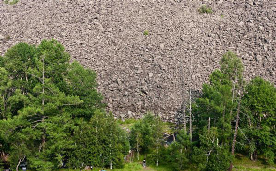 Tourists and geologists visit the Basalt Canyon in Chaihe Township of Zalantun City, Hulun Buir, north China's Inner Mongolia Autonomous Region, Aug. 7, 2011. Photo: Xinhua