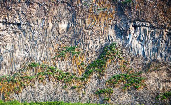 Photo taken on Aug. 6, 2011 shows the Chinese painting-like cliff in Chaihe Township of Zalantun City, Hulun Buir, north China's Inner Mongolia Autonomous Region. Photo: Xinhua 