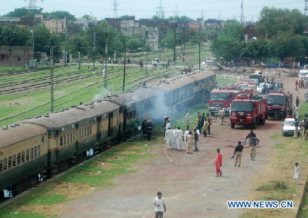 PAKISTAN-LAHORE-TRAIN-BURNT