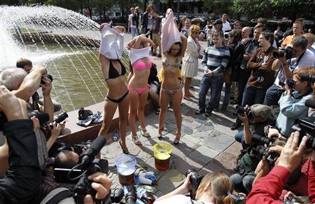 Three young women stripped down to bikinis in central Moscow in support of Russian President Dmitry Medvedev and his anti-beer drive.