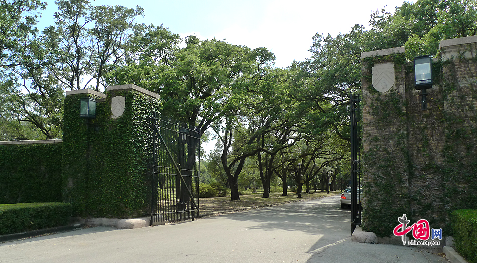 The main gate of the William Marsh Rice University, commonly referred to as Rice University or Rice. It is a private research university located in Houston, Texas, United States. [Photo by Xu Lin / China.org.cn]