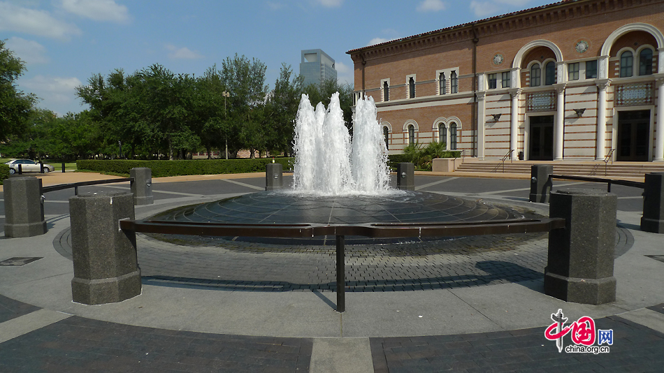 A fountain besides the building of Business School on the campus of the William Marsh Rice University. Commonly referred to as Rice University or Rice, it is a private research university located in Houston, Texas, United States. [Photo by Xu Lin / China.org.cn]