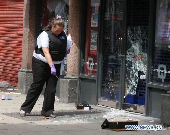 BRITAIN-LONDON-RIOTS-POLICE