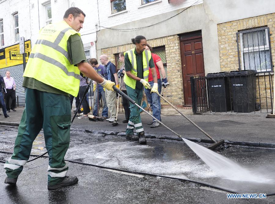 UK-LONDON-RIOTS-CLEANING