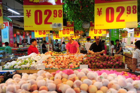 Customers purchase fruit at a supermarket in Hainan Province. China's July inflation surges to a 37-month high. [CFP] 