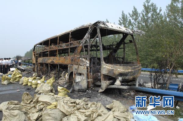 Photo taken on July 22, 2011 shows the burnt double-deck bus in Xinyang of central China's Henan Province. [Xinhua]