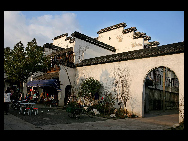 Located 30 kilometers east of Huzhou, Zhejiang Province, Nanxun Ancient Town is a famous historical and cultural town with a history of 1400 years. Due to the development of silk market and silk industry, it has become an important commercial town in Zhejiang Province. In poems, it is described as 'thousands of households gather here on this water town market, and fishing boats and merchant vessels call at it side by side.' [执着的影友/bbs.fengniao]