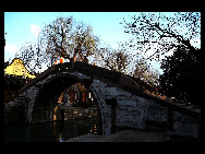 Located 30 kilometers east of Huzhou, Zhejiang Province, Nanxun Ancient Town is a famous historical and cultural town with a history of 1400 years. Due to the development of silk market and silk industry, it has become an important commercial town in Zhejiang Province. In poems, it is described as 'thousands of households gather here on this water town market, and fishing boats and merchant vessels call at it side by side.' [执着的影友/bbs.fengniao]
