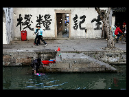 Located 30 kilometers east of Huzhou, Zhejiang Province, Nanxun Ancient Town is a famous historical and cultural town with a history of 1400 years. Due to the development of silk market and silk industry, it has become an important commercial town in Zhejiang Province. In poems, it is described as 'thousands of households gather here on this water town market, and fishing boats and merchant vessels call at it side by side.' [执着的影友/bbs.fengniao]