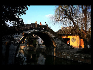 Located 30 kilometers east of Huzhou, Zhejiang Province, Nanxun Ancient Town is a famous historical and cultural town with a history of 1400 years. Due to the development of silk market and silk industry, it has become an important commercial town in Zhejiang Province. In poems, it is described as 'thousands of households gather here on this water town market, and fishing boats and merchant vessels call at it side by side.' [执着的影友/bbs.fengniao]