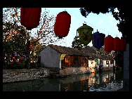 Located 30 kilometers east of Huzhou, Zhejiang Province, Nanxun Ancient Town is a famous historical and cultural town with a history of 1400 years. Due to the development of silk market and silk industry, it has become an important commercial town in Zhejiang Province. In poems, it is described as 'thousands of households gather here on this water town market, and fishing boats and merchant vessels call at it side by side.' [执着的影友/bbs.fengniao]