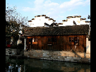 Located 30 kilometers east of Huzhou, Zhejiang Province, Nanxun Ancient Town is a famous historical and cultural town with a history of 1400 years. Due to the development of silk market and silk industry, it has become an important commercial town in Zhejiang Province. In poems, it is described as 'thousands of households gather here on this water town market, and fishing boats and merchant vessels call at it side by side.' [执着的影友/bbs.fengniao]