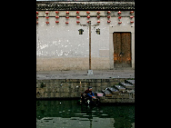 Located 30 kilometers east of Huzhou, Zhejiang Province, Nanxun Ancient Town is a famous historical and cultural town with a history of 1400 years. Due to the development of silk market and silk industry, it has become an important commercial town in Zhejiang Province. In poems, it is described as 'thousands of households gather here on this water town market, and fishing boats and merchant vessels call at it side by side.' [执着的影友/bbs.fengniao]