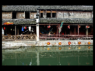 Located 30 kilometers east of Huzhou, Zhejiang Province, Nanxun Ancient Town is a famous historical and cultural town with a history of 1400 years. Due to the development of silk market and silk industry, it has become an important commercial town in Zhejiang Province. In poems, it is described as 'thousands of households gather here on this water town market, and fishing boats and merchant vessels call at it side by side.' [执着的影友/bbs.fengniao]