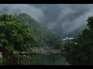 Yaoli town in Jing Dezhen city is the birthplace of Jingde Zhen Porcelain. Back in the Tang dynasty (618-907), porcelain workshops were built there and have existed ever since. It is a picturesque town full of art atmosphere.[zhenghai/bbs.fengniao]
