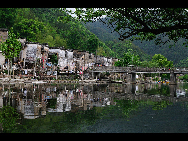 Yaoli town in Jing Dezhen city is the birthplace of Jingde Zhen Porcelain. Back in the Tang dynasty (618-907), porcelain workshops were built there and have existed ever since. It is a picturesque town full of art atmosphere.[zhenghai/bbs.fengniao]