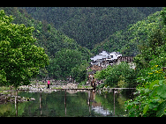Yaoli town in Jing Dezhen city is the birthplace of Jingde Zhen Porcelain. Back in the Tang dynasty (618-907), porcelain workshops were built there and have existed ever since. It is a picturesque town full of art atmosphere.[zhenghai/bbs.fengniao]
