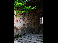 Yaoli town in Jing Dezhen city is the birthplace of Jingde Zhen Porcelain. Back in the Tang dynasty (618-907), porcelain workshops were built there and have existed ever since. It is a picturesque town full of art atmosphere.[zhenghai/bbs.fengniao]