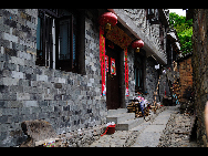 Yaoli town in Jing Dezhen city is the birthplace of Jingde Zhen Porcelain. Back in the Tang dynasty (618-907), porcelain workshops were built there and have existed ever since. It is a picturesque town full of art atmosphere.[zhenghai/bbs.fengniao]