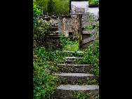Yaoli town in Jing Dezhen city is the birthplace of Jingde Zhen Porcelain. Back in the Tang dynasty (618-907), porcelain workshops were built there and have existed ever since. It is a picturesque town full of art atmosphere.[zhenghai/bbs.fengniao]
