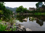 Yaoli town in Jing Dezhen city is the birthplace of Jingde Zhen Porcelain. Back in the Tang dynasty (618-907), porcelain workshops were built there and have existed ever since. It is a picturesque town full of art atmosphere.[zhenghai/bbs.fengniao]