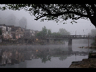 Yaoli town in Jing Dezhen city is the birthplace of Jingde Zhen Porcelain. Back in the Tang dynasty (618-907), porcelain workshops were built there and have existed ever since. It is a picturesque town full of art atmosphere.[zhenghai/bbs.fengniao]
