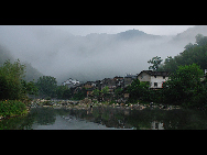 Yaoli town in Jing Dezhen city is the birthplace of Jingde Zhen Porcelain. Back in the Tang dynasty (618-907), porcelain workshops were built there and have existed ever since. It is a picturesque town full of art atmosphere.[zhenghai/bbs.fengniao]