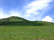 Lingshan Mountain is crowned as the highest mountain on the outskirts of Beijing. The top of the mountain is covered with snow all year round. It has the typical landform of a plateau with gentle slopes. As a matter of fact, July and early August are the spring time for Lingshan, when meadows thrive with green grass and languid white sheep wander across the meadow. It is also surprising to see mountain yaks which are known as the 'boat of the plateau' there. [妞妞她爸/bbs.fengniao]