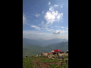 Lingshan Mountain is crowned as the highest mountain on the outskirts of Beijing. The top of the mountain is covered with snow all year round. It has the typical landform of a plateau with gentle slopes. As a matter of fact, July and early August are the spring time for Lingshan, when meadows thrive with green grass and languid white sheep wander across the meadow. It is also surprising to see mountain yaks which are known as the 'boat of the plateau' there. [妞妞她爸/bbs.fengniao]