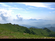 Lingshan Mountain is crowned as the highest mountain on the outskirts of Beijing. The top of the mountain is covered with snow all year round. It has the typical landform of a plateau with gentle slopes. As a matter of fact, July and early August are the spring time for Lingshan, when meadows thrive with green grass and languid white sheep wander across the meadow. It is also surprising to see mountain yaks which are known as the 'boat of the plateau' there. [妞妞她爸/bbs.fengniao]