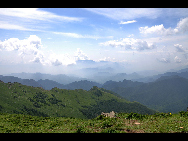 Lingshan Mountain is crowned as the highest mountain on the outskirts of Beijing. The top of the mountain is covered with snow all year round. It has the typical landform of a plateau with gentle slopes. As a matter of fact, July and early August are the spring time for Lingshan, when meadows thrive with green grass and languid white sheep wander across the meadow. It is also surprising to see mountain yaks which are known as the 'boat of the plateau' there. [妞妞她爸/bbs.fengniao]