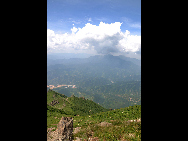 Lingshan Mountain is crowned as the highest mountain on the outskirts of Beijing. The top of the mountain is covered with snow all year round. It has the typical landform of a plateau with gentle slopes. As a matter of fact, July and early August are the spring time for Lingshan, when meadows thrive with green grass and languid white sheep wander across the meadow. It is also surprising to see mountain yaks which are known as the 'boat of the plateau' there. [妞妞她爸/bbs.fengniao]