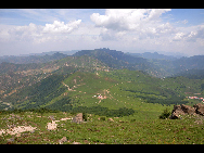 Lingshan Mountain is crowned as the highest mountain on the outskirts of Beijing. The top of the mountain is covered with snow all year round. It has the typical landform of a plateau with gentle slopes. As a matter of fact, July and early August are the spring time for Lingshan, when meadows thrive with green grass and languid white sheep wander across the meadow. It is also surprising to see mountain yaks which are known as the 'boat of the plateau' there. [妞妞她爸/bbs.fengniao]