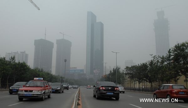 Cars run on the road in fog in Shenyang, capital of northeast China's Liaoning Province, Aug. 11, 2011. A heavy fog wrapped Shenyang on Thursday, causing low visibility in the city. (Xinhua/Pan Yulong) (hy)(zgp) 