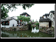 Zhouzhuang, one of the most famous water towns in China, is sited in Kunshan City, 30 kilometers southeast of Suzhou. With a history of more than 900 years, it keeps the style and pattern of an ancient water village. It is noted for its profound cultural heritage, well-preserved ancient residential houses, elegant watery views, and traditions and customs with a strong local flavor. [D80对酒当歌/bbs.fengniao]