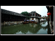 Zhouzhuang, one of the most famous water towns in China, is sited in Kunshan City, 30 kilometers southeast of Suzhou. With a history of more than 900 years, it keeps the style and pattern of an ancient water village. It is noted for its profound cultural heritage, well-preserved ancient residential houses, elegant watery views, and traditions and customs with a strong local flavor. [D80对酒当歌/bbs.fengniao]