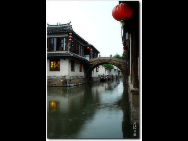 Zhouzhuang, one of the most famous water towns in China, is sited in Kunshan City, 30 kilometers southeast of Suzhou. With a history of more than 900 years, it keeps the style and pattern of an ancient water village. It is noted for its profound cultural heritage, well-preserved ancient residential houses, elegant watery views, and traditions and customs with a strong local flavor. [D80对酒当歌/bbs.fengniao]