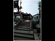 Zhouzhuang, one of the most famous water towns in China, is sited in Kunshan City, 30 kilometers southeast of Suzhou. With a history of more than 900 years, it keeps the style and pattern of an ancient water village. It is noted for its profound cultural heritage, well-preserved ancient residential houses, elegant watery views, and traditions and customs with a strong local flavor. [D80对酒当歌/bbs.fengniao]