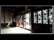 Zhouzhuang, one of the most famous water towns in China, is sited in Kunshan City, 30 kilometers southeast of Suzhou. With a history of more than 900 years, it keeps the style and pattern of an ancient water village. It is noted for its profound cultural heritage, well-preserved ancient residential houses, elegant watery views, and traditions and customs with a strong local flavor. [D80对酒当歌/bbs.fengniao]