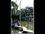 Zhouzhuang, one of the most famous water towns in China, is sited in Kunshan City, 30 kilometers southeast of Suzhou. With a history of more than 900 years, it keeps the style and pattern of an ancient water village. It is noted for its profound cultural heritage, well-preserved ancient residential houses, elegant watery views, and traditions and customs with a strong local flavor. [D80对酒当歌/bbs.fengniao]