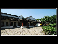 Zhouzhuang, one of the most famous water towns in China, is sited in Kunshan City, 30 kilometers southeast of Suzhou. With a history of more than 900 years, it keeps the style and pattern of an ancient water village. It is noted for its profound cultural heritage, well-preserved ancient residential houses, elegant watery views, and traditions and customs with a strong local flavor. [D80对酒当歌/bbs.fengniao]