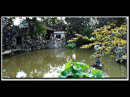 Zhouzhuang, one of the most famous water towns in China, is sited in Kunshan City, 30 kilometers southeast of Suzhou. With a history of more than 900 years, it keeps the style and pattern of an ancient water village. It is noted for its profound cultural heritage, well-preserved ancient residential houses, elegant watery views, and traditions and customs with a strong local flavor. [D80对酒当歌/bbs.fengniao]