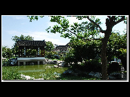 Zhouzhuang, one of the most famous water towns in China, is sited in Kunshan City, 30 kilometers southeast of Suzhou. With a history of more than 900 years, it keeps the style and pattern of an ancient water village. It is noted for its profound cultural heritage, well-preserved ancient residential houses, elegant watery views, and traditions and customs with a strong local flavor. [D80对酒当歌/bbs.fengniao]