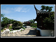 Zhouzhuang, one of the most famous water towns in China, is sited in Kunshan City, 30 kilometers southeast of Suzhou. With a history of more than 900 years, it keeps the style and pattern of an ancient water village. It is noted for its profound cultural heritage, well-preserved ancient residential houses, elegant watery views, and traditions and customs with a strong local flavor. [D80对酒当歌/bbs.fengniao]